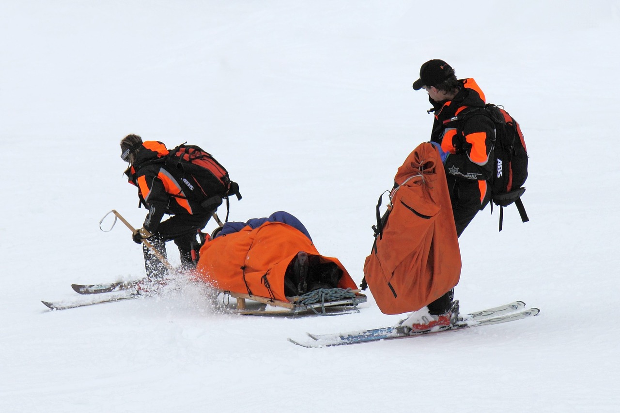 Skifahrer wird von Rettungskräften begleitet