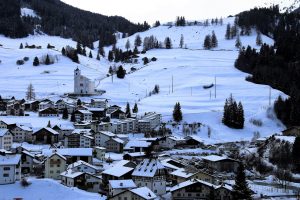 Ein Skigebiet in den Alpen