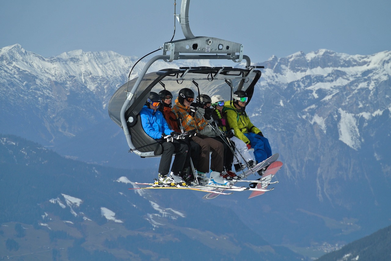 Skifahrer im Skilift Zillertal